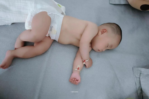 温县六个月宝宝眼睛散光